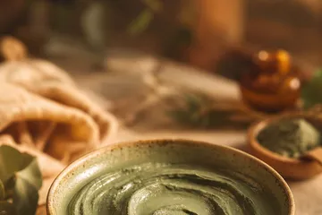 Masque d'argile verte en gros plan dans un bol artisanal
