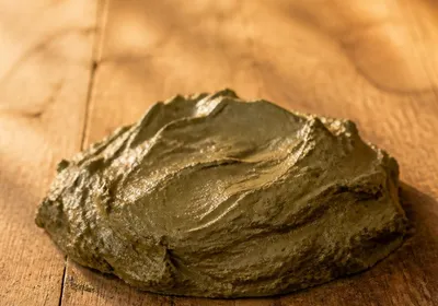 Texture d'argile verte humide sur une table en bois