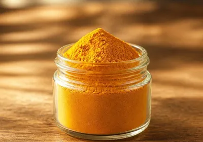 Curcuma en poudre dans un petit bocal en verre