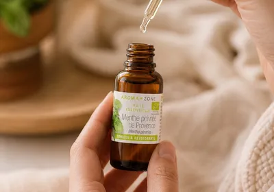 Flacon d'huile essentielle de menthe poivrée avec un compte-gouttes